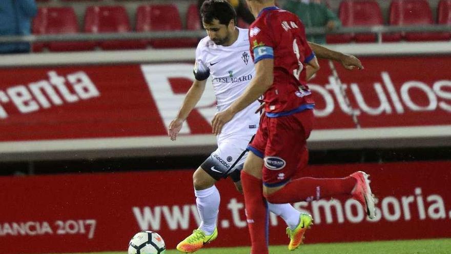 Álex López se dispone a golpear un balón ante la oposición de Ripa.