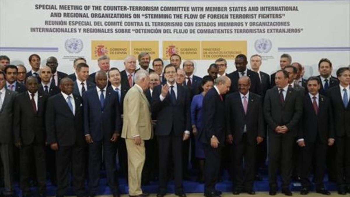 Foto de los participantes en la reunión de la ONU en Madrid, con Mariano Rajoy en el centro.