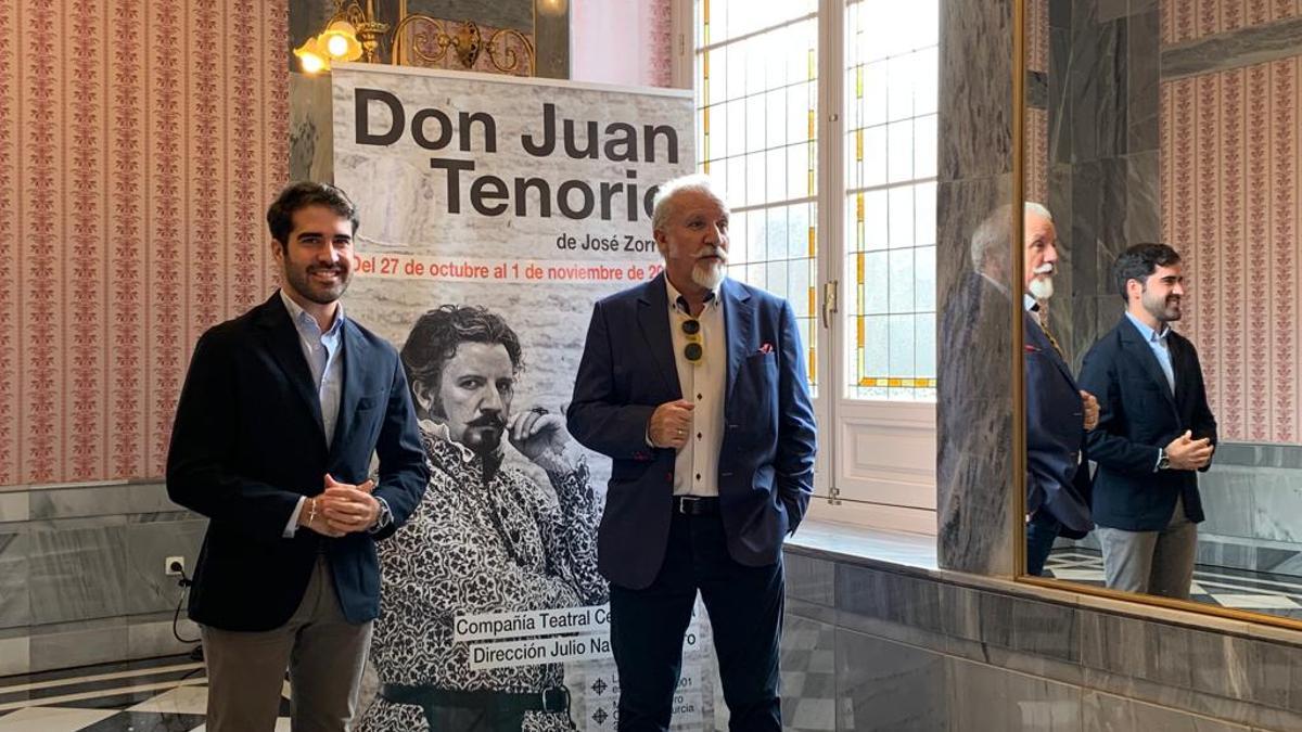 Diego Avilés y Julio Navarro Albero, ayer, en el Salón de los Espejos del Romea.
