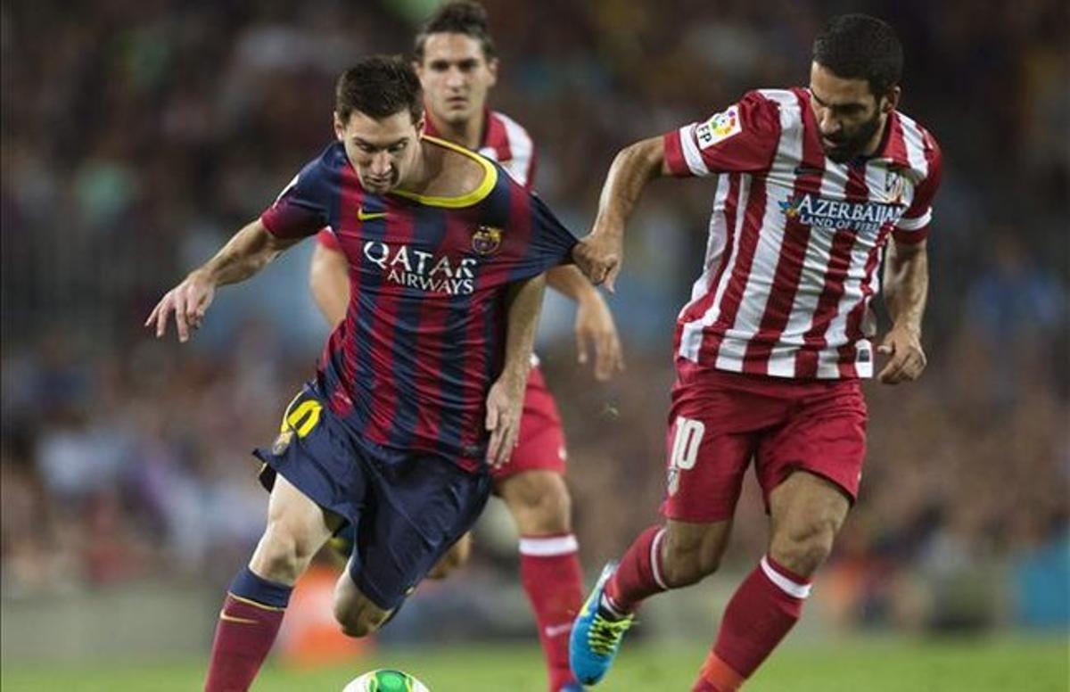 Messi controla una pilota en el partit de tornada de la Supercopa.