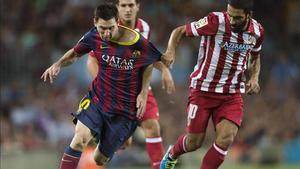 Messi controla una pilota en el partit de tornada de la Supercopa.