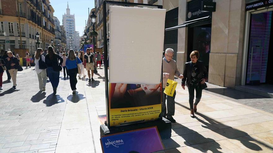 La exposición fotográfica de la Copa del Rey de baloncesto en la calle Larios, vandalizada