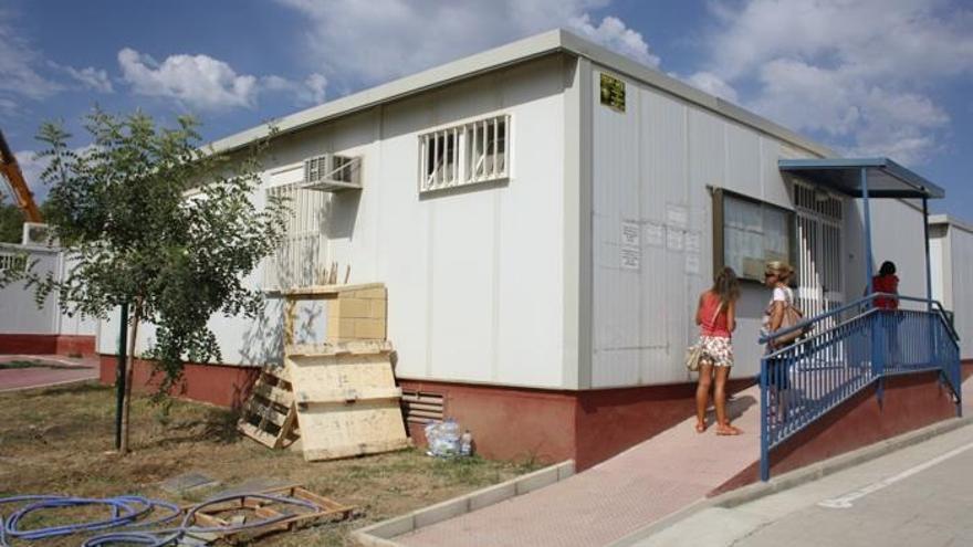 Varias madres esperan a sus hijos una de las aulas prefabricadas del colegio Indira Gandhi de Mijas.