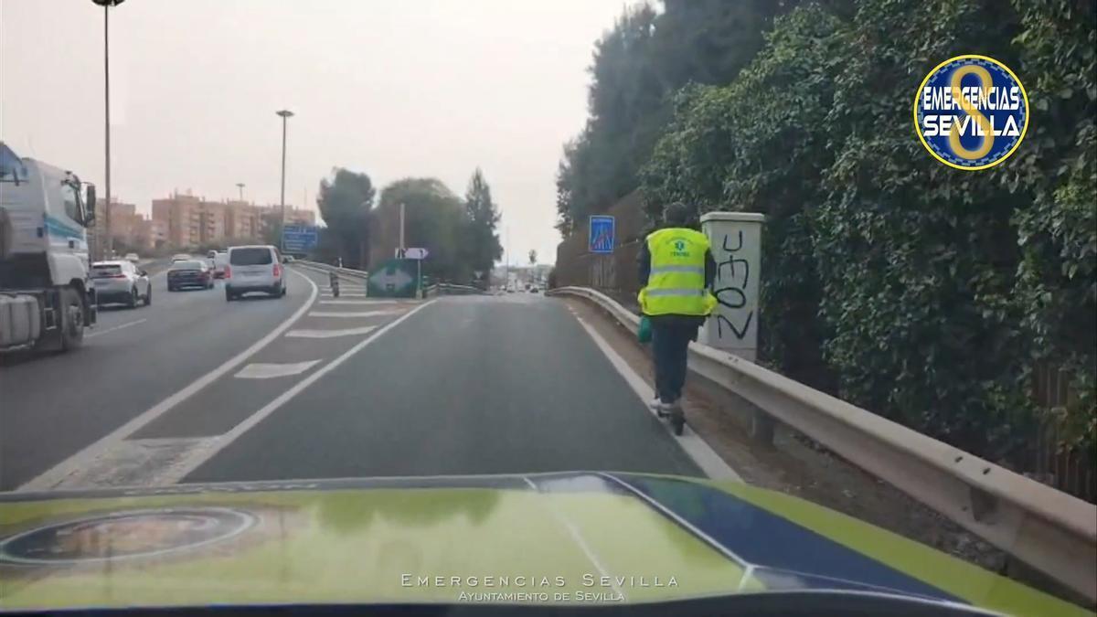 Vídeo | Sancionado por circular en patinete eléctrico por la autovía SE-30