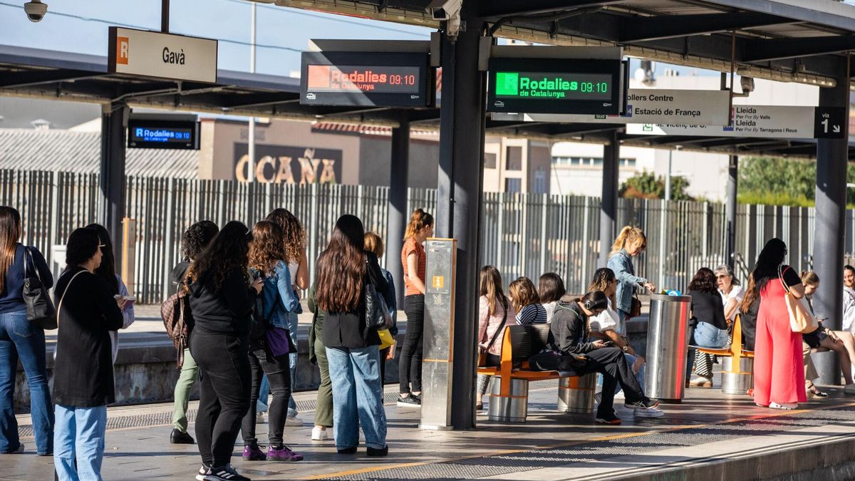 Renfe habilita 41.000 plazas en autobuses para cubrir el tramo entre Sitges y Gavà durante el corte de la R2 Sud