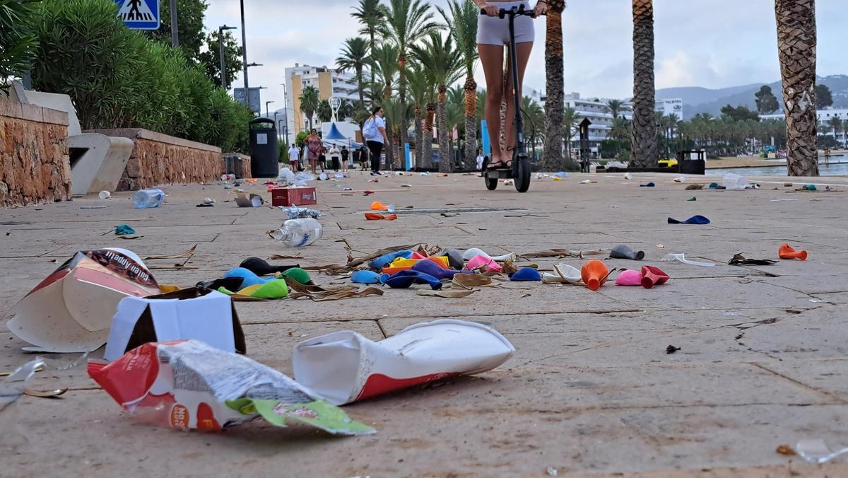 Galería de imágenes de la suciedad en el la playa de s'Arenal de Sant Antoni a primera hora de la mañana Galería de imágenes de la suciedad en el la playa de s'Arenal de Sant Antoni a primera hora de la mañana