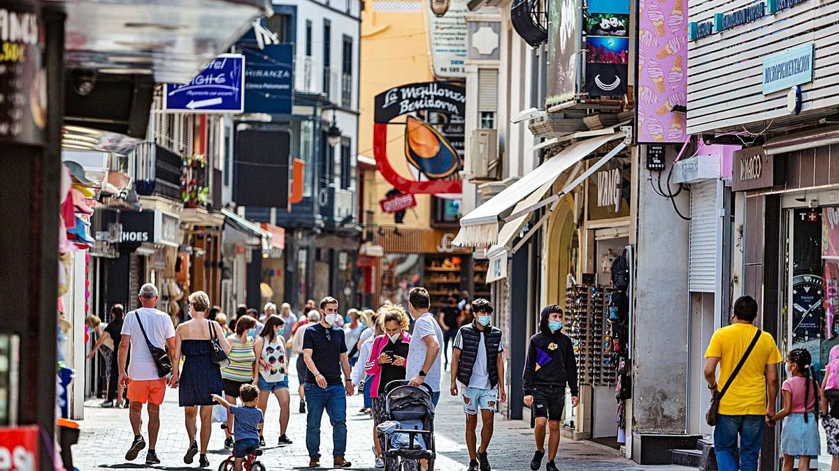 Una de las principales calles comerciales del centro de Benidorm. | DAVID REVENGA