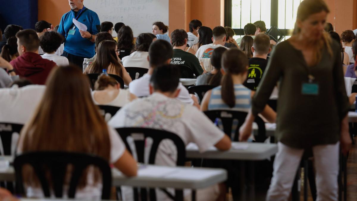 Un grupo de alumnos realiza un examen de la EBAU