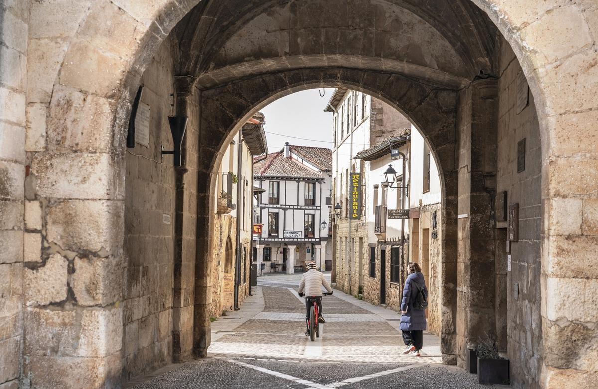 Covarrubias, bajo el arco del Archivo del Adelantamiento de Castilla.