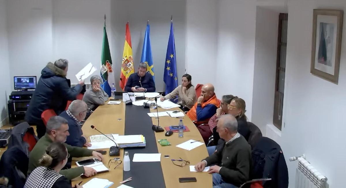 Momento en el que un vecino increpa al alcalde de Colunga, mientras este marca el número de teléfono de la Guardia Civil.