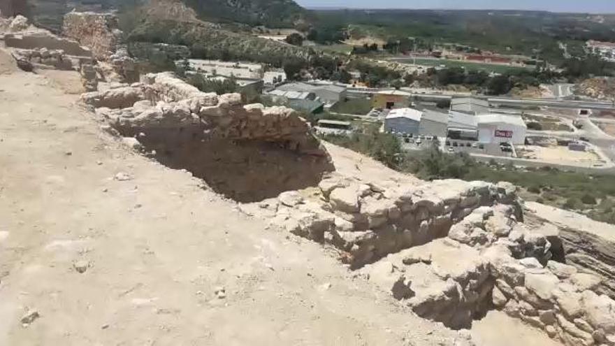 Las excavaciones en la muralla del castillo de Guardamar sacan a la luz objetos del periodo íbero