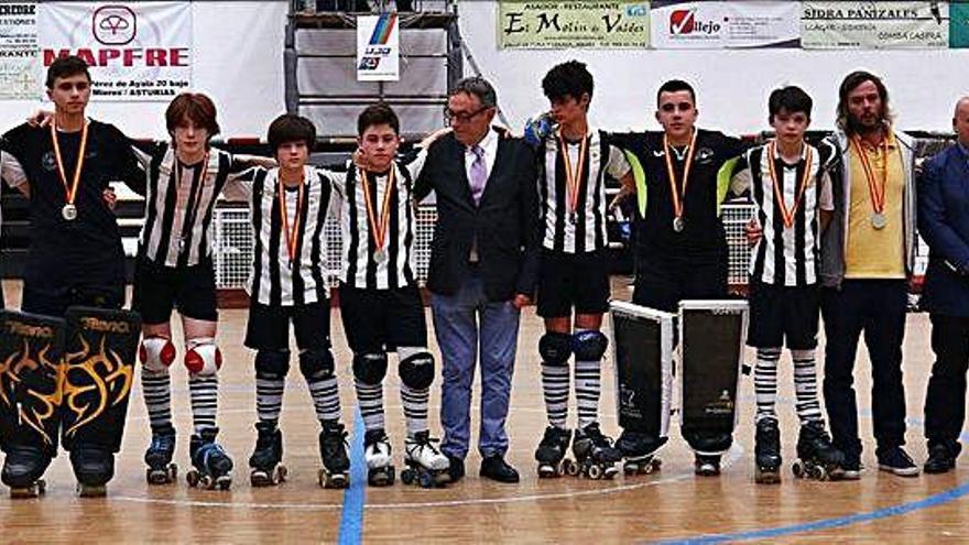 Los jugadores del Dominicos alevín, con sus medallas de plata ayer en Mieres.