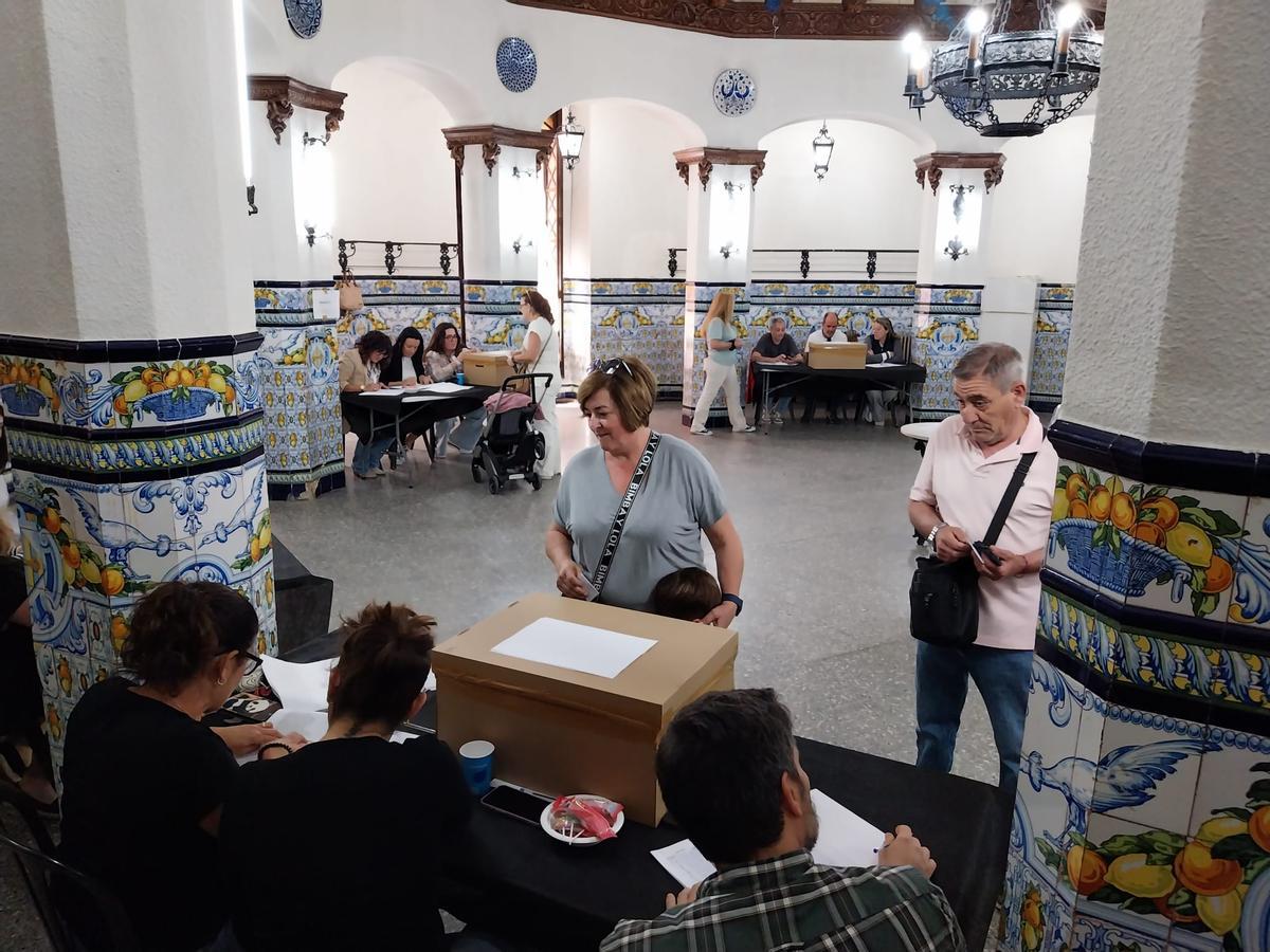 El Salón Valenciano del Círculo Alzireño ha acogido las mesas electorales.