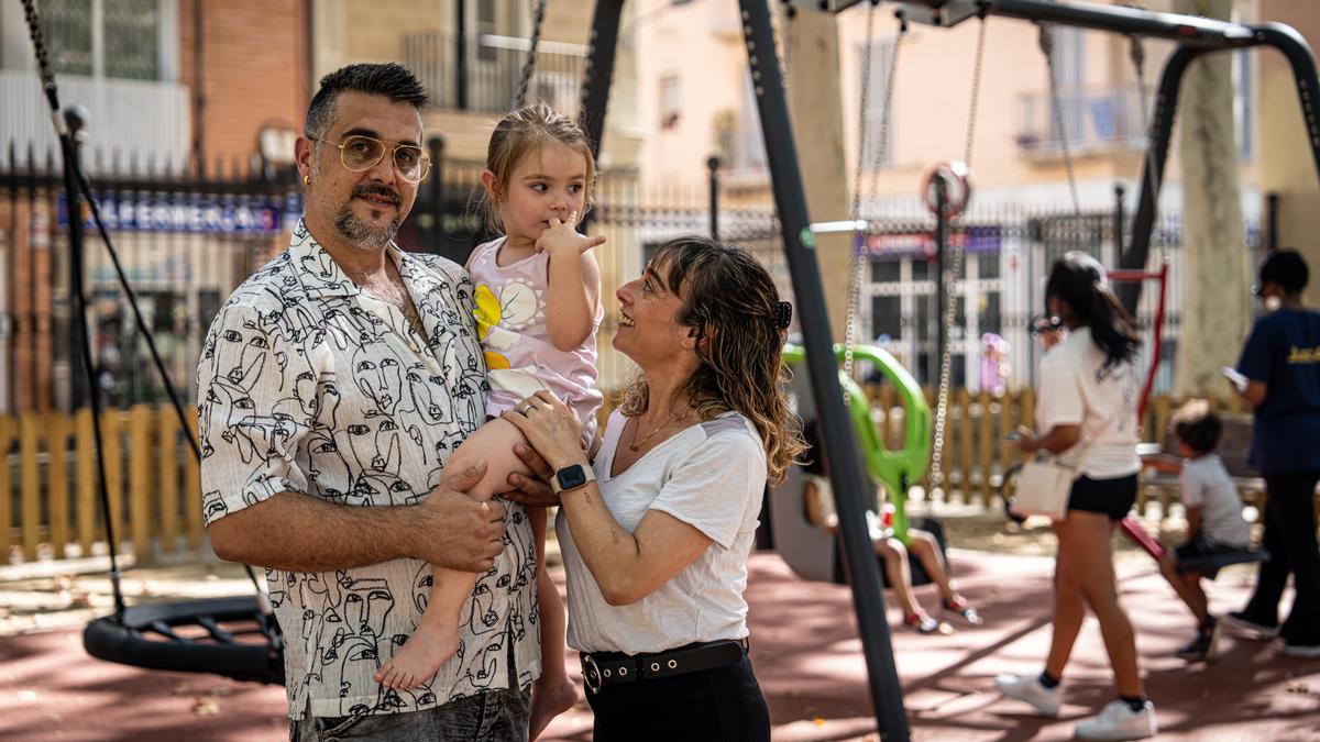 Familias usuarias de la nueva zona de juegos infantiles del parque de la Espanya Industrial. En la foto: Sheila, David y Kayla