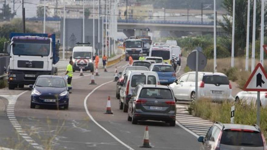 Largas colas en la carretera del hospital de Xàtiva