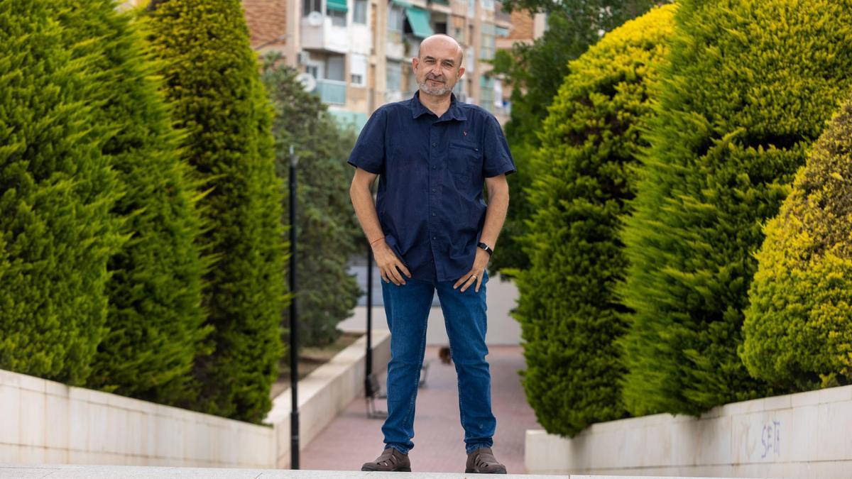 El alcaldable de Unidas por Alicante, Manolo Copé, en el parque Pedro Goitia, de la Zona Norte