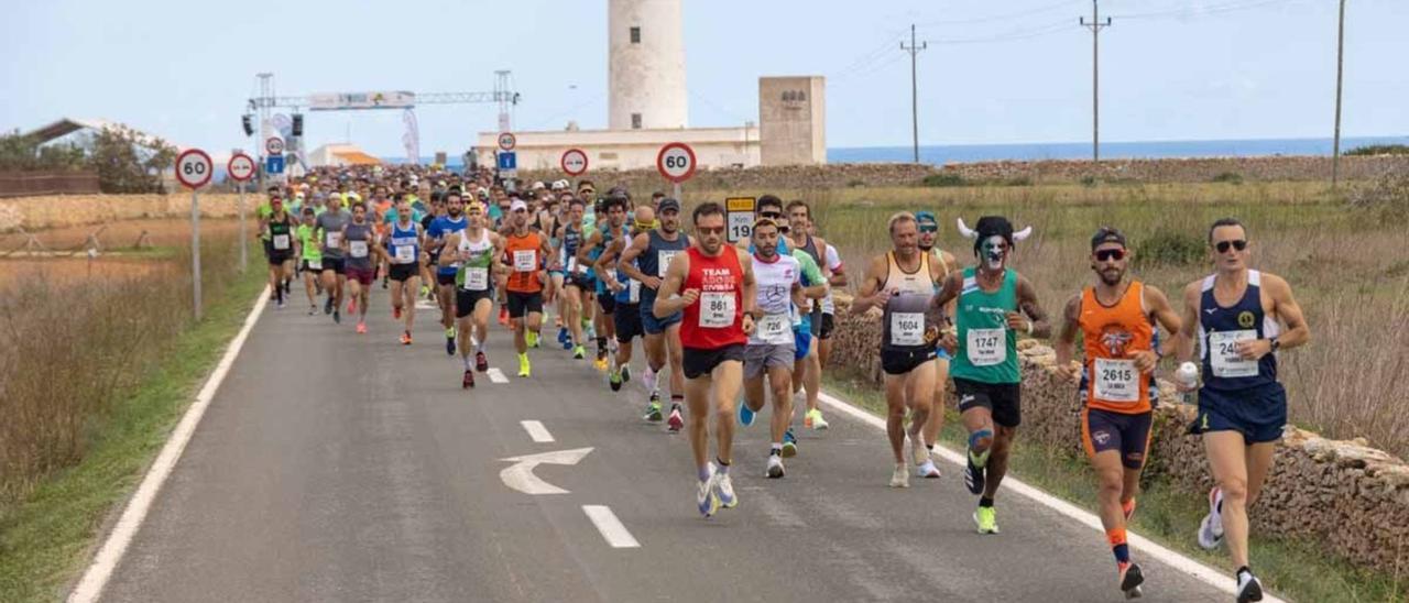 Imagen panorámica de la multitudinaria y colorida salida de la edición de la Mitja Marató de Formentera del pasado año 2021.