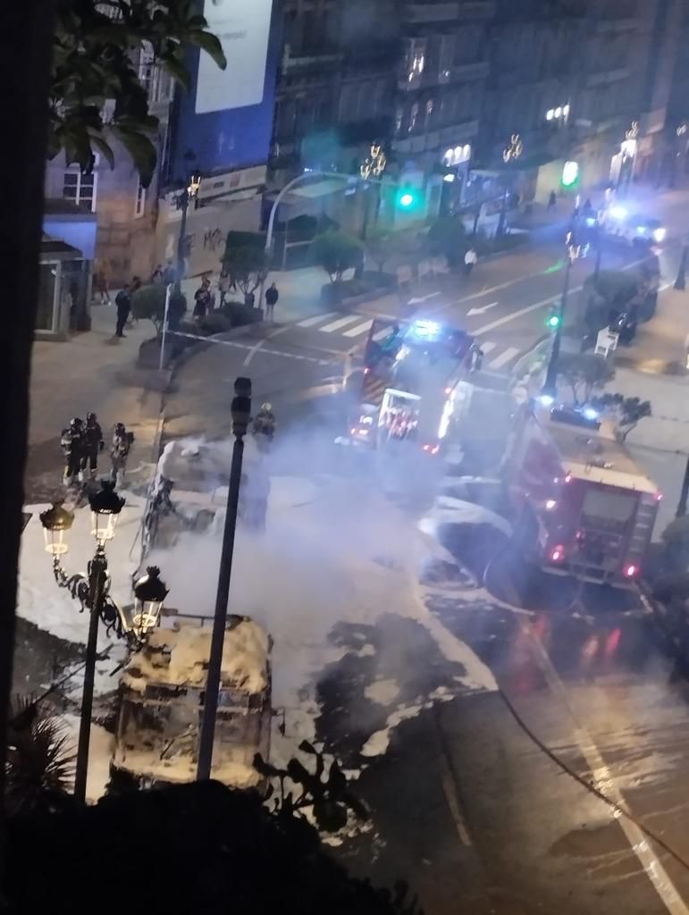 Las llamas calcinan un autobús en pleno centro de Vigo