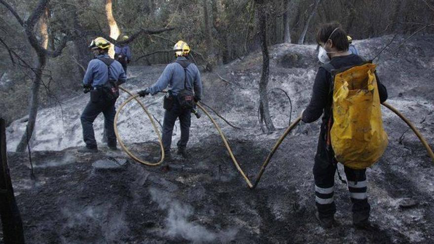 Los bomberos ven &quot;un poco extraño&quot; el lugar en el que empezó el fuego del Baix Empordà