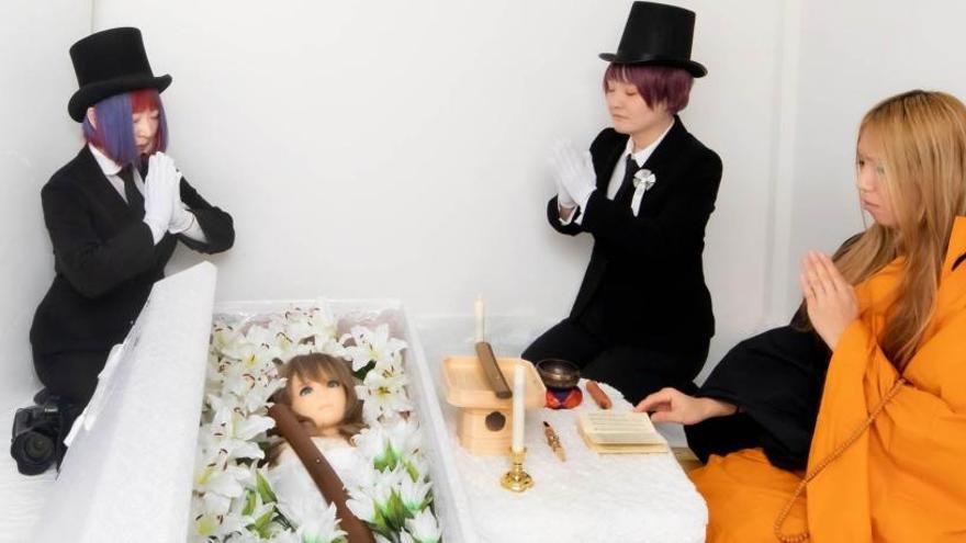 El funeral de una muñeca sexual en Japón.