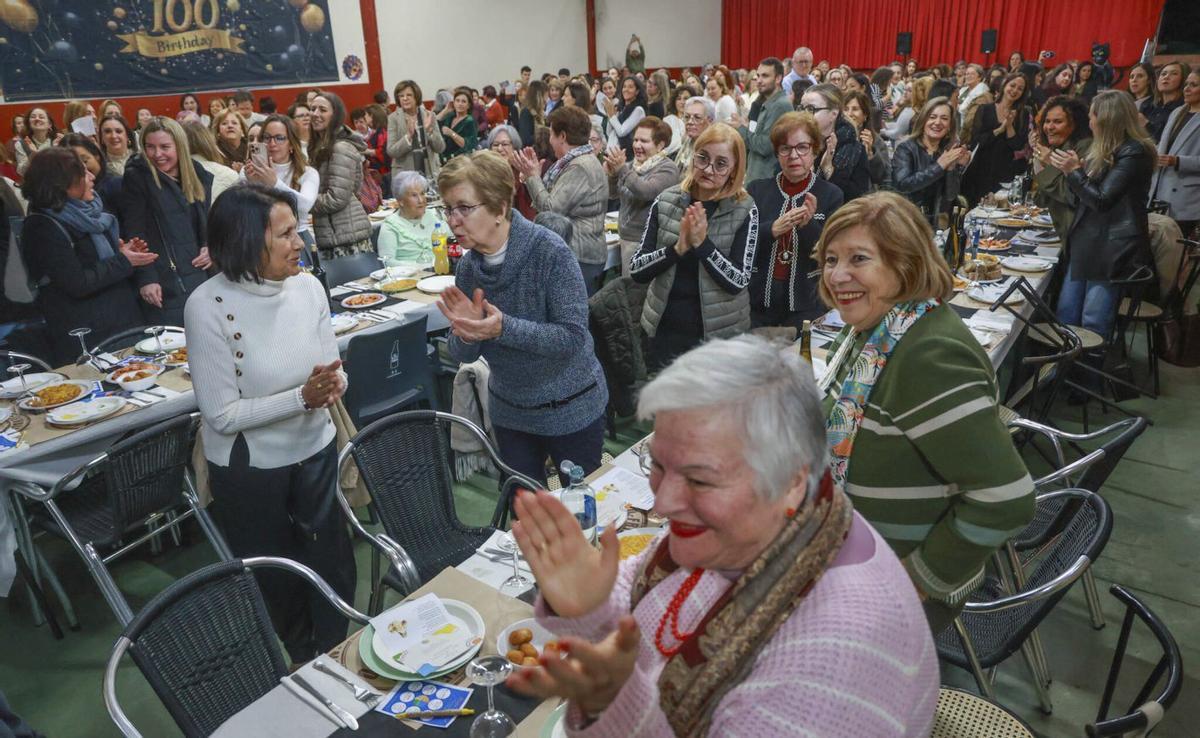 Arriba, un momento de la fiesta por el centenario del colegio. Abajo, el homenaje a una de las monjas más veteranas. | IÑAKI ABELLA