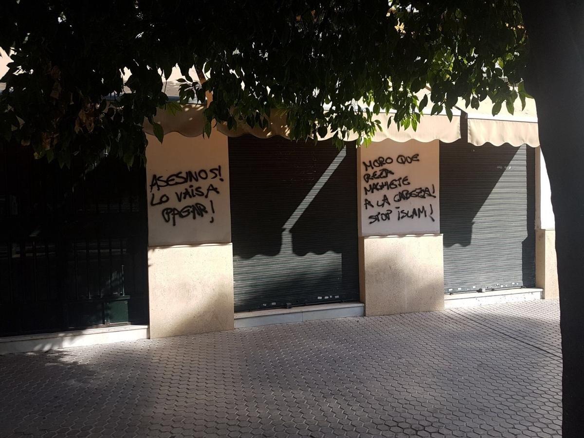 20/08/2017 Pintadas en la sede de la Fundación Mezquita de Sevilla .La Fundación Mezquita de Sevilla, uno de los órganos representativos de la comunidad islámica de la capital hispalense, ha denunciado este sábado ante la Policía Nacional la aparición de pintadas islamófobas y xenófobas en su sede, sito en la céntrica Ponce de León, tras el doble atentado en La Rambla de Barcelona y en Cambrils (Tarragona) que ha causado 14 muertos y más de 100 heridos.ESPAÑA EUROPA ANDALUCÍA SOCIEDADEUROPA PRESS/CEDIDA