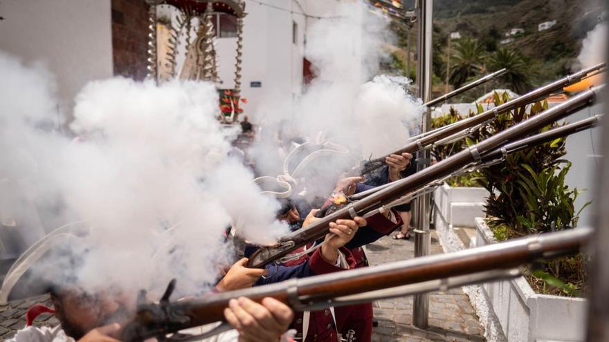 Recreación de la Milicia de Taganana con una descarga de fusilería durante la celebración de las Virgen de las Nieves. | | ANDRÉS GUTIÉRRREZ