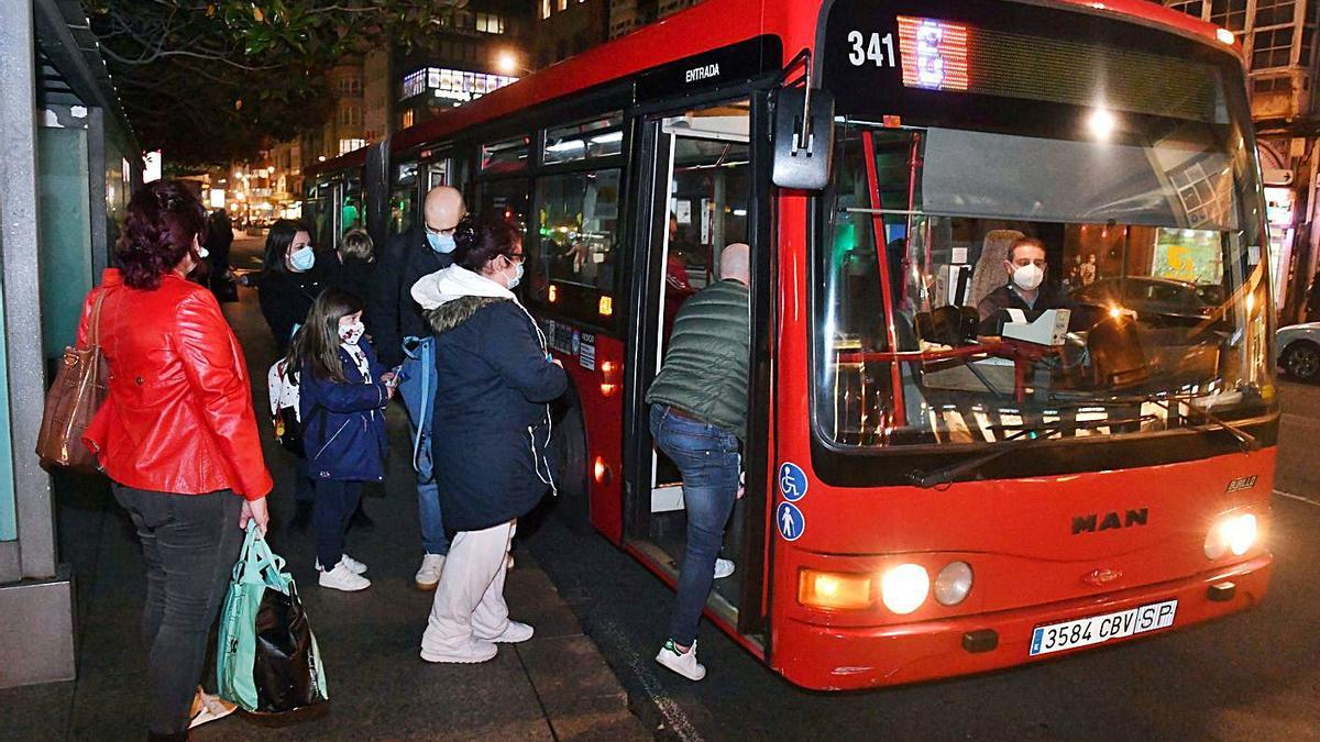 Viajeros se suben a un autobús en plaza de Pontevedra. |  // VÍCTOR ECHAVE