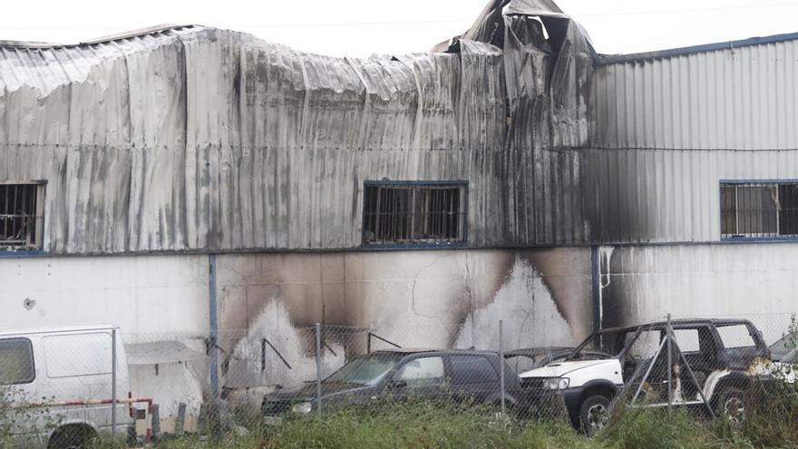 El fuego arrasa unos talleres en el polígono Amargacena con 45 vehículos en su interior