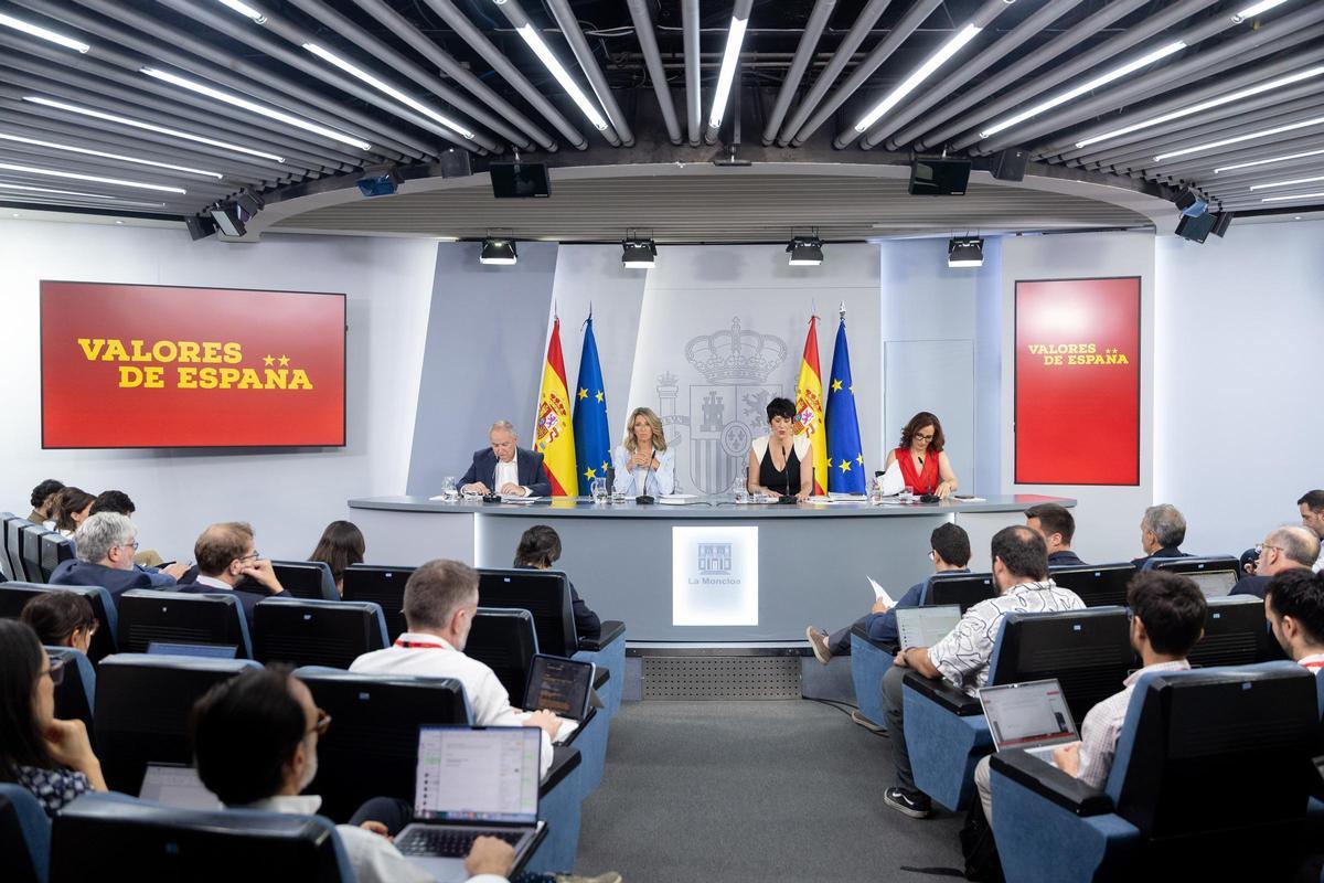 (I-D) El ministro e Industria y Turismo, Jordi Hereu; la vicepresidenta segunda y ministra de Trabajo y Economía Social, Yolanda Díaz; la ministra de Inclusión, Seguridad Social y Migraciones y portavoz del Gobierno, Elma Saiz, y la ministra de Sanidad, M