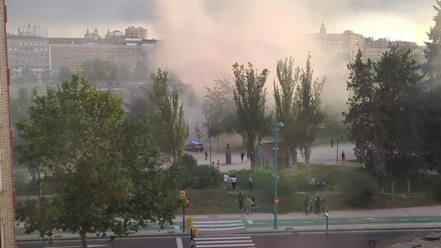 Susto en Zaragoza: un incendio en Macanaz crea una intensa nube de humo en el centro de la ciudad