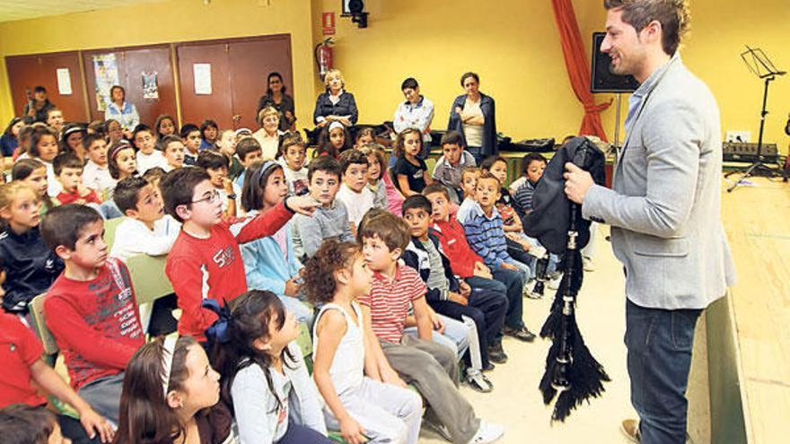 La actividad despertó el interés de los niños, que hicieron preguntas.  // J. L. Oubiña