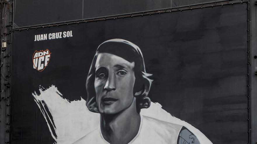 Así de espectacular luce el mural de Juan Cruz Sol en Mestalla