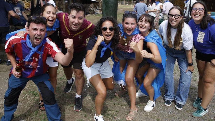 Vecinos de Valdesoto, el pasado septiembre, tras enterarse de la elección de la localidad como "Pueblo ejemplar de Asturias" de 2025.  | JUAN PLAZA