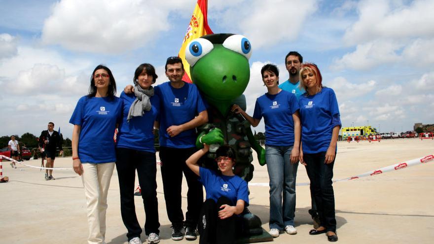 Un grupo de jóvenes fisioterapeutas junto a la mascota de la Ruta de las Fortalezas.