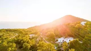 El precio para pasar la noche en una villa de Ibiza con vistas al atardecer
