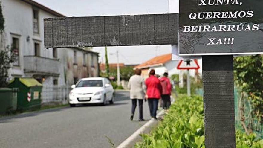 Carteles de protesta a lo largo de la vía cambresa.