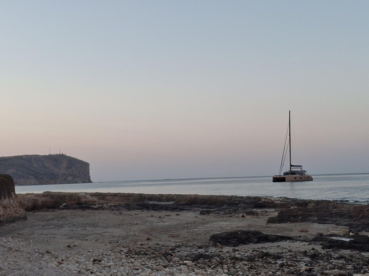 Un catamarán de lujo, fondeado en el Primer Muntanyar