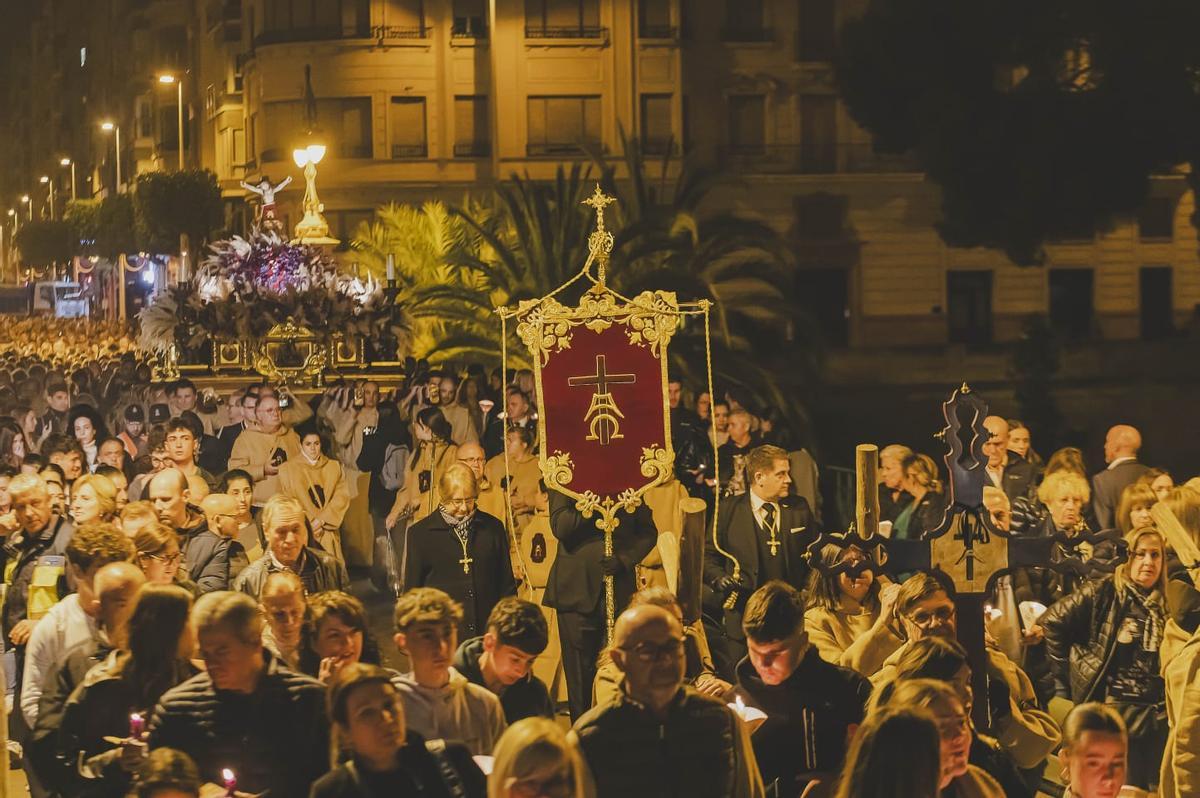 Un baño de devoción al Cristo de Zalamea en Elche Un baño de devoción al Cristo de Zalamea en Elche