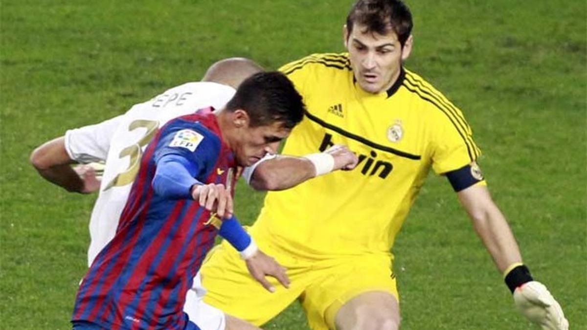 Casillas y Alexis durante un Barça-Real Madrid de la Copa del Rey 2011-12