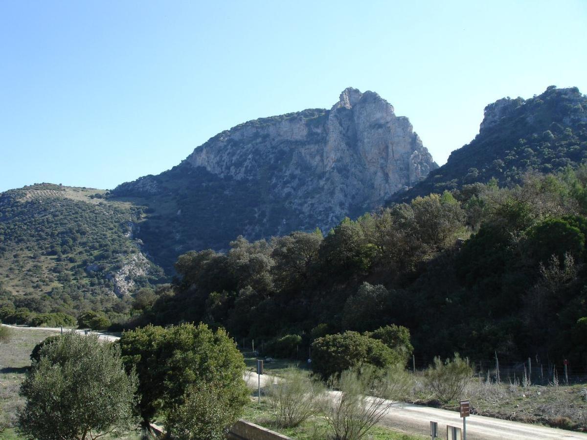 Peñón de Zaframagón desde el Centro de Interpretación y Observación de Buitres de Zaframagón