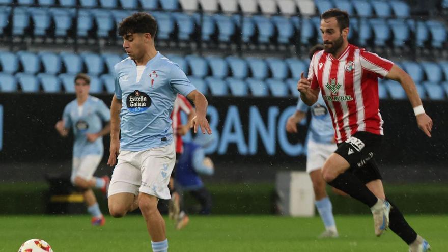 Tincho Conde conduce el balón perseguido por un jugador del Zamora, en Balaídos. | Alba Villar