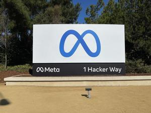 El logo de ’Meta’ en frente de las instalaciones de Facebook en Menlo Park, California. EFE/EPA/John G. Mabanglo