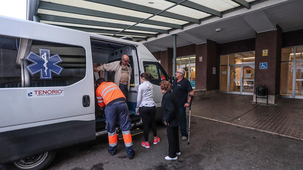 Transporte de enfermos en ambulancia a rehabilitación.