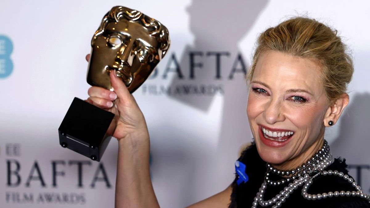 Cate Blanchett, con su premio Bafta a la mejor actriz protagonista por la película 'Tár'.