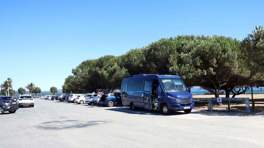 El autobús de A Illa funciona desde hace una semana. |  Noé Parga