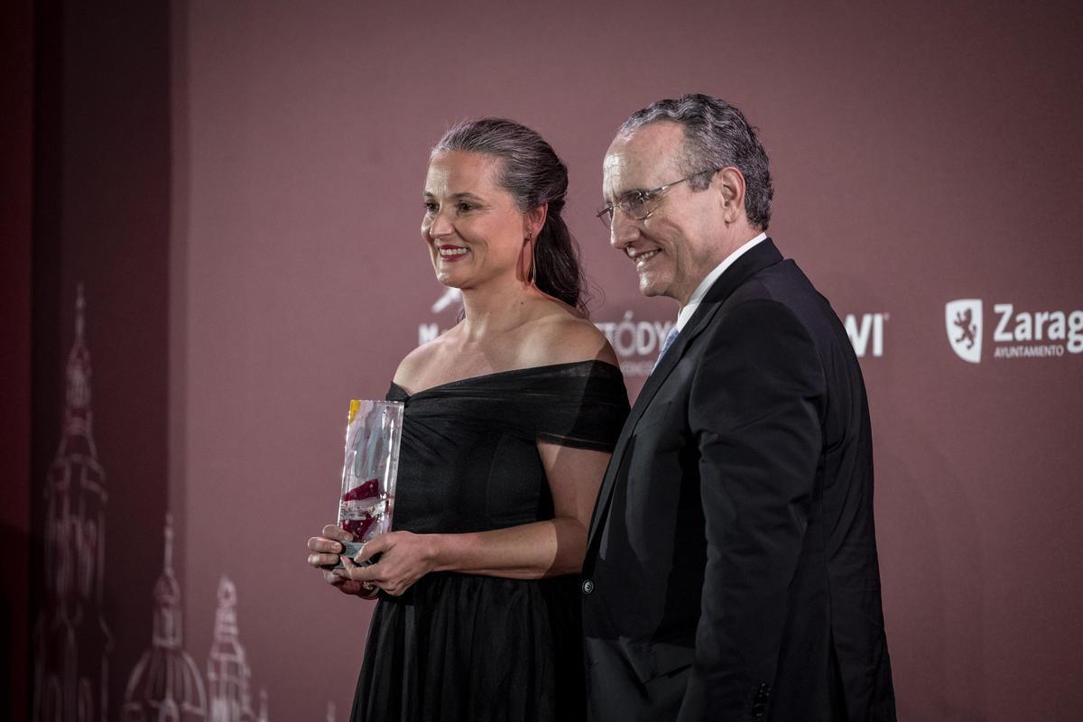 La doctora en biología Patricia Sancho ha recibido el Premio Woman Investigación de manos de Javier Moll.