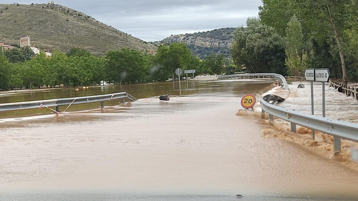 El agua impide el acceso a la localidad de Cimballa.