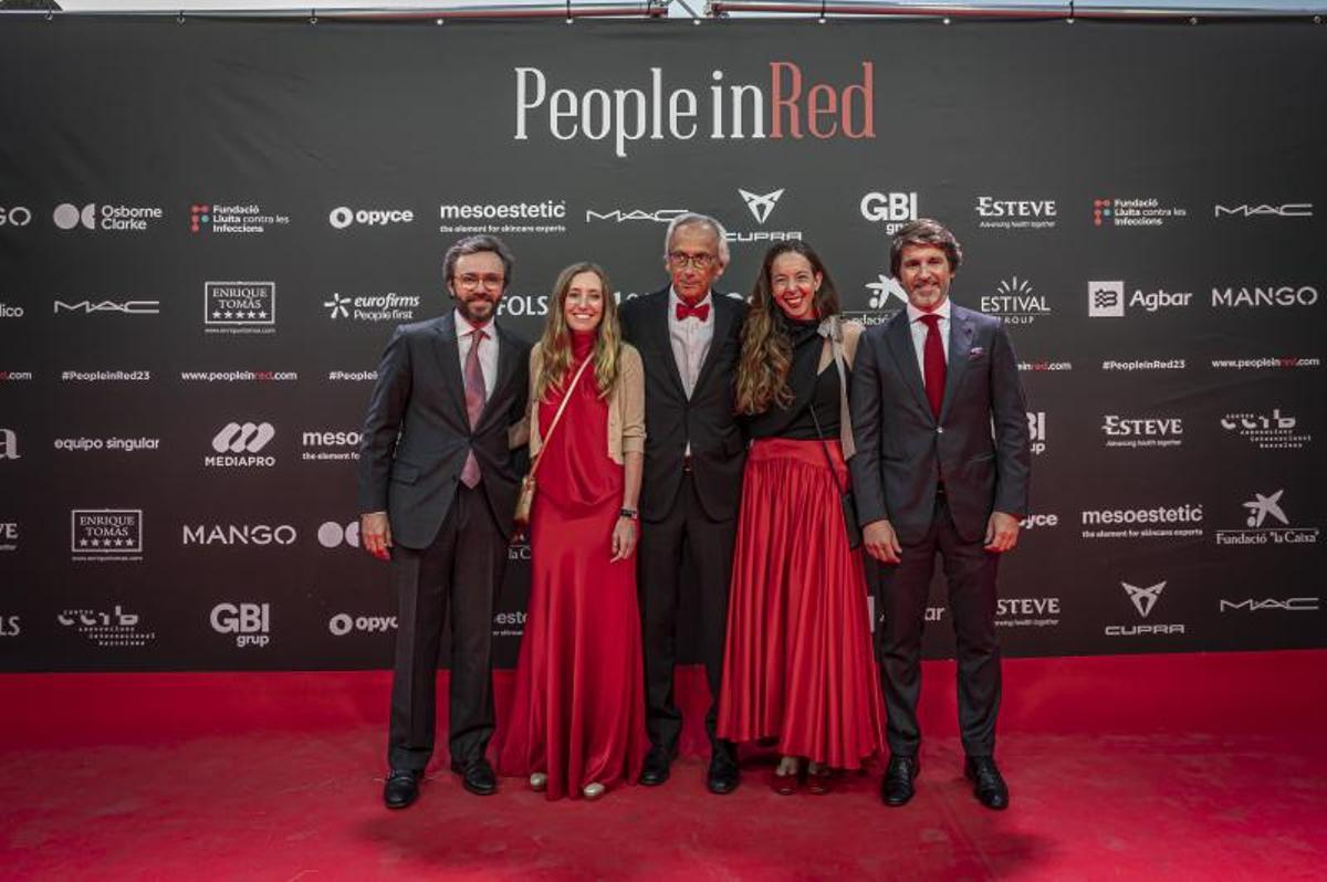 Aitor Moll, CEO de Prensa Ibérica, junto a su mujer, Usoa Arregui, el doctor Buenaventura Clotet, Carlota Pi y el director general, Sergi Guillot.