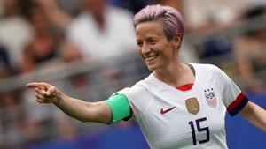 United States’ forward Megan Rapinoe celebrates after scoring a goal during the France 2019 Women’s World Cup round of sixteen football match between Spain and USA, on June 24, 2019, at the Auguste-Delaune stadium in Reims, northern France. (Photo by Lionel BONAVENTURE / AFP)